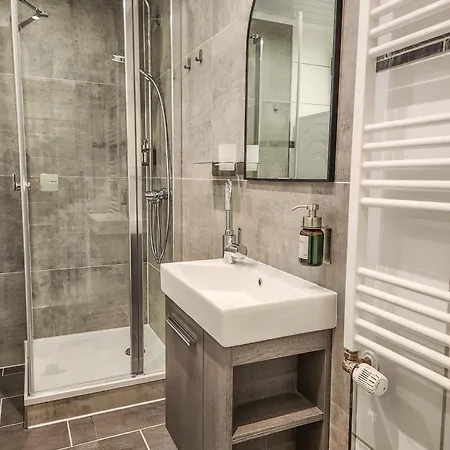 Geli Homes L1 - 2x Zimmer, 2x Kingsize Bett, 1 Bis 4 Personen, Parkplatz, Tv, Wifi, Kueche, Kaffee, Tee شقة *